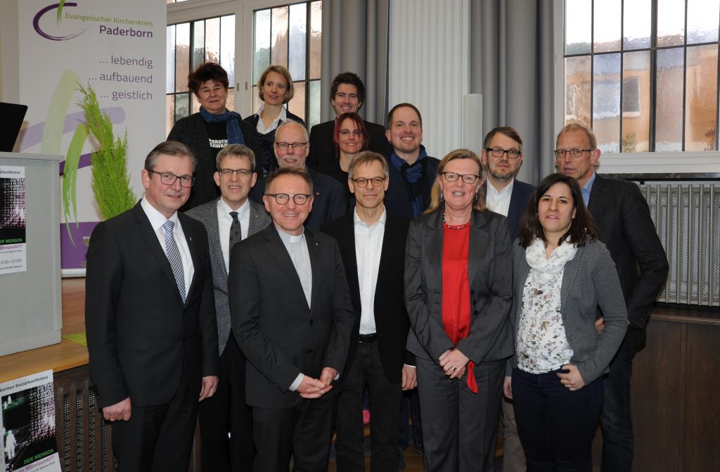 Akteure und Träger der 6. Paderborner Sozialkonferenz: (hinten v. l.) Rena Tangens (Internetaktivistin und Datenschutzexpertin), Christiane Boschin-Heinz (Projektleiterin Digitale Stadt Paderborn), Dr. Harald Anacker (Fraunhofer-Institut Paderborn), (Mitte v. l.) Superintendent Volker Neuhoff, Dr. Bernd Groeger (DGB), Sylvia Homann (Radio Hochstift), Rainer Fromme (Dekanat Paderborn), Wolfgang Marquardt (OWL GmbH), Detlev Herbers (Sozialinstitut Kommende), (vorne v. l.) Bürgermeister Michael Dreier, Dechant Benedikt Fischer, Prof. Dr. Günter Wilhelms (Theologische Fakultät), Susanne Bornefeld (Kirchenkreis-Sozialbeauftragte) und Anke Unger (DGB). FOTO: DEKANAT PB/BIRGER BERBÜSSE