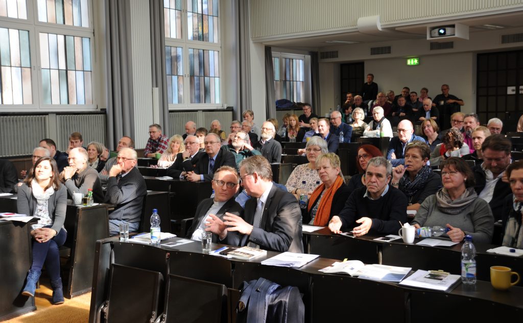 Großes Interesse: Gut 110 Teilnehmer waren in die Theologische Fakultät gekommen, um den Ausführungen der Experten zu lauschen und sich in die Diskussion einzubringen. FOTO: DEKANAT PB/BIRGER BERBÜSSE