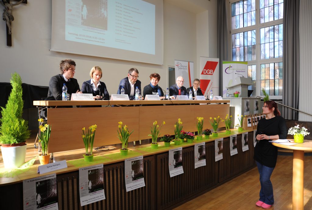 Auf dem Podium: (v. l.) Dr. Harald Anacker (Fraunhofer-Institut Paderborn), Christiane Boschin-Heinz (Projektleiterin Digitale Stadt Paderborn), Wolfgang Marquardt (OWL GmbH), Rena Tangens (Internetaktivistin und Datenschutzexpertin), Dr. Bernd Groeger (DGB) und Prof. Dr. Günter Wilhelms (Theologische Fakultät). Moderiert wurde die Diskussion von Sylvia Homann (Radio Hochstift). FOTO: DEKANAT PB/BIRGER BERBÜSSE