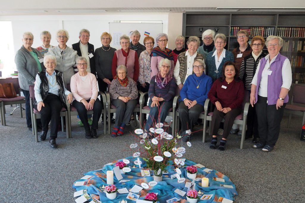 Mit einem Friedensbaum: Die Teilnehmerinnen der Fortbildung der Frauenhilfe beschäftigten sich mit der Frage, wie Friede erreicht werden kann. FOTO: IRENE GLASCHICK-SCHIMPF