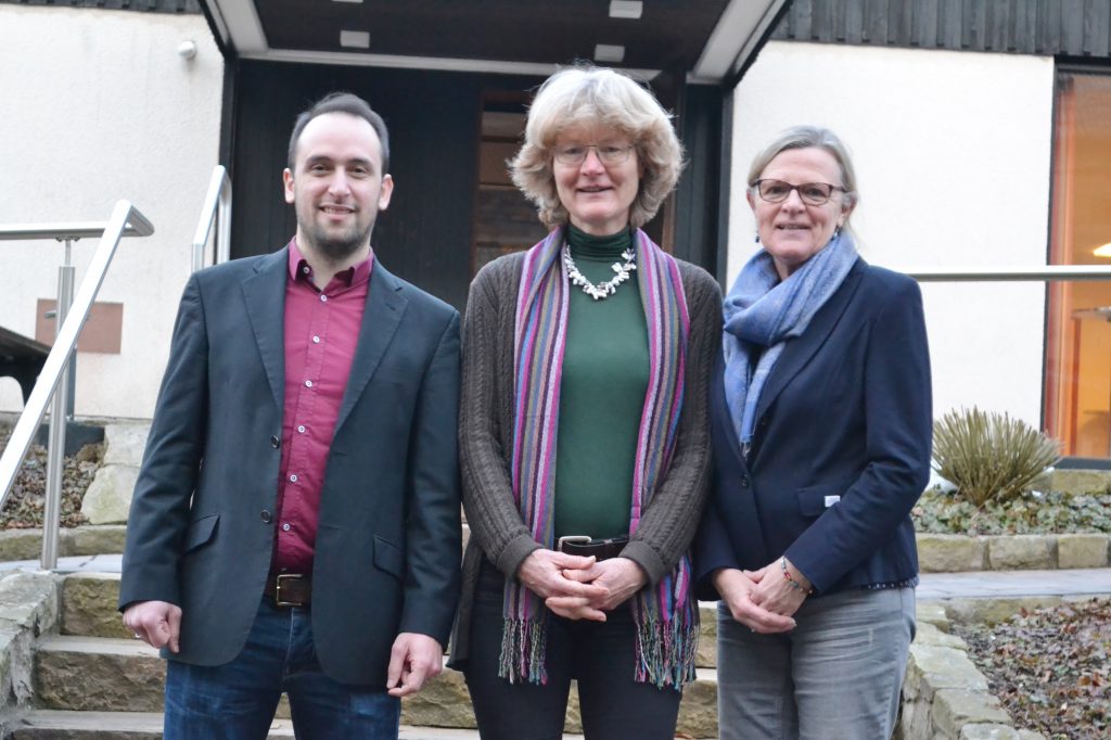 In Bad Driburg: Der Moderator des Abends, Pfarrer Felix Klemme (l.), und Susanne Bornefeld von der Regionalstelle Evangelische Erwachsenenbildung im Kirchenkreis Paderborn (r.) begrüßten Referentin Dr. Heike Plaß zur Fortsetzung der Reihe „Einfach frei“. FOTO: SILKE RIETHMÜLLER