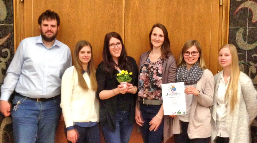 Freuen sich über die Teilnahmeurkunde: (v. l.) Philipp-Alexander Bornefeld, Jara Ridderbusch, Jacqueline Ewest, Sonja Kellner, Wiebke Züll und Angelika As von der Paderborner Schulmaterialienkammer der Diakonie. FOTO: DIAKONIE
