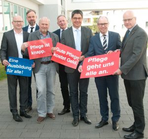 Die Arbeitsgemeinschaft Wohlfahrt im Kreis Paderborn: (v.l.) Jürgen Grosser (Geschäftsführung Unternehmensentwicklung und Bildung St. Johannisstift), Thomas Ruhoff (Geschäftsführer Reichsbund freier Schwester gGmbH), Hans-Werner Hüwel (Leiter Pflege & Gesundheit im Caritasverband Paderborn), Bernd Horenkamp (DRK-Kreisgeschäftsführer), Martin Wolf (Vorstandssprecher St. Johannisstift), Landrat Manfred Müller, Patrick Wilk (Vorstand Caritasverband Paderborn). FOTO: AG WOHLFAHRT