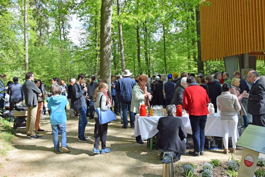 Der Pavillon im GlaubensGarten war während der interreligiösen Wiedereröffnungsfeier voll besetzt. Anschließend freute sich das Projektteam auch auf dem Außengelände über zahlreiche Besucher. Besinnung, Begegnung und Austausch standen im Mittelpunkt. FOTO: JAN GLOBACEV