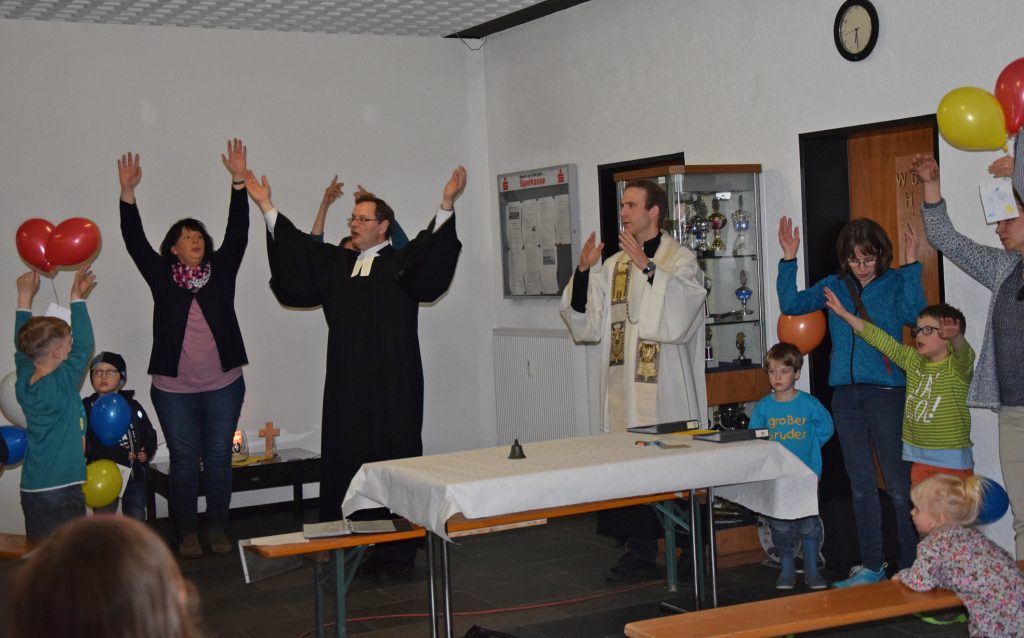 „Wir feiern heut ein Fest“: Aus Anlass des 20-jährigen Bestehens des ökumenischen Mini-Gottesdienstes feierten Pfarrer Gunnar Wirth und Vikar Jonas Klur mit vielen Kindern, Teamern und Gästen einen besonderen Gottesdienst in Bruchhausen.
