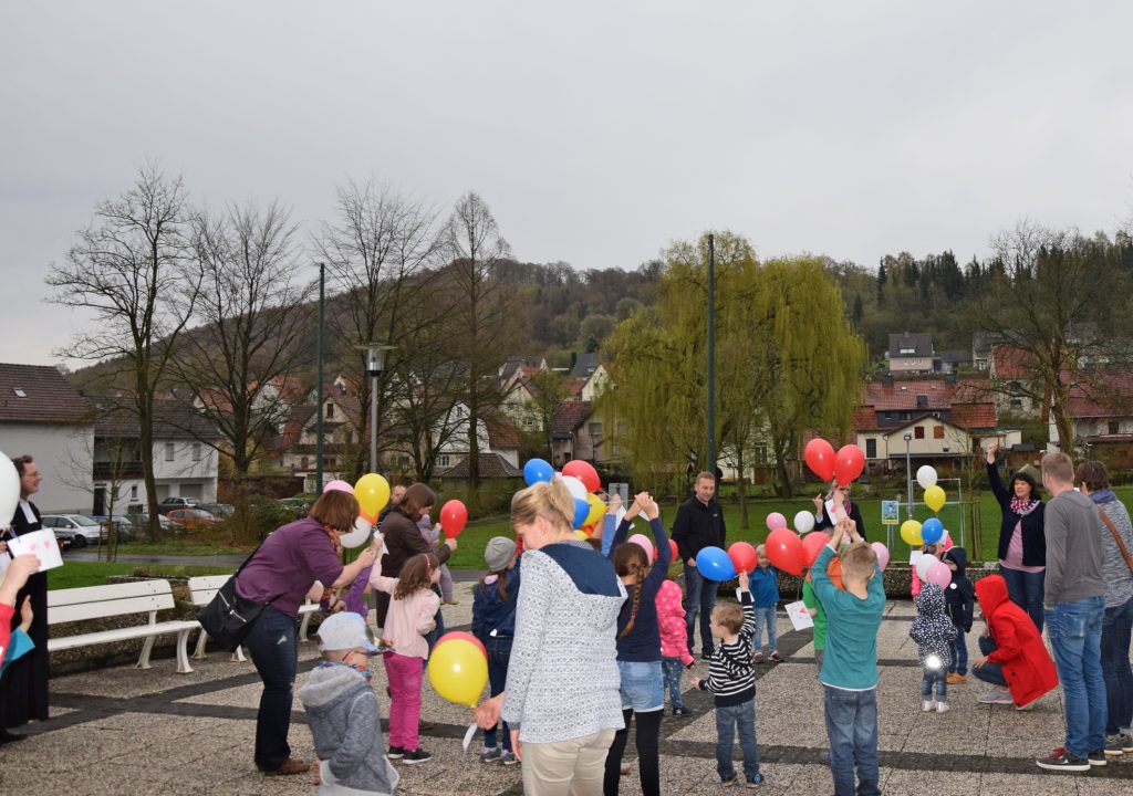 Grüße steigen auf: Die Kinder beim ökumenischen Mini-Gottesdienst in Bruchhausen schrieben ihren Dank und ihre Grüße an Gott auf Karten, die an Luftballons in den Himmel stiegen.