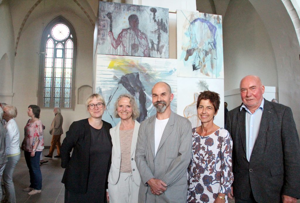 In einen Dialog eintreten: Laudatorin Friederike Fast (v. l.) vom Herforder Marta-Museum für moderne Kunst, die Bielefelder Künstler Anne Doris Borgsen, Philipp Göbel, und Daniela Meyer sowie Initiator Pfarrer Karl-Heinz Bartsch.