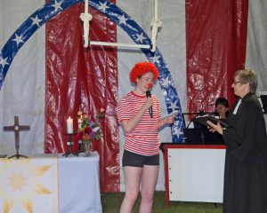 Gottesdienst im Circuszelt mit Clown und Pfarrerin Astrid Neumann.