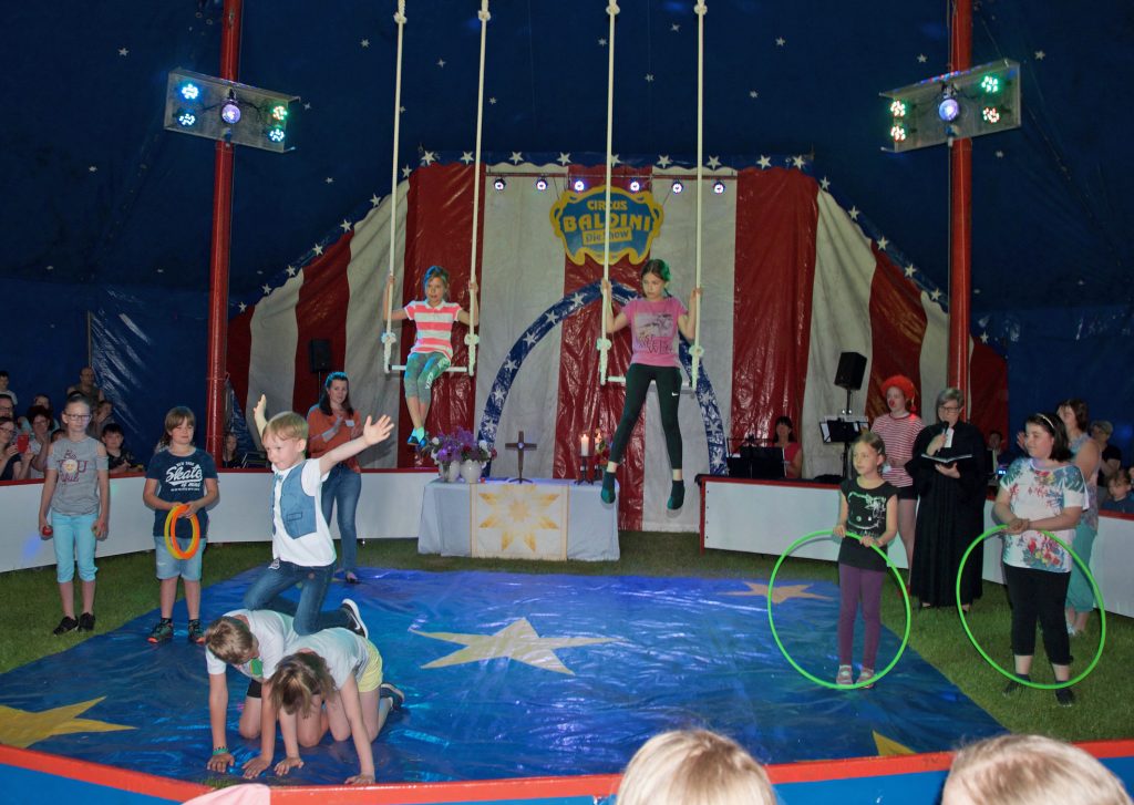 Mitmachzirkus: 110 Jungen und Mädchen präsentierten ihre Kunststücke in einer Galavorstellung. Zuvor wurde am Himmelfahrtstag ein Gottesdienst im Circuszelt gefeiert.