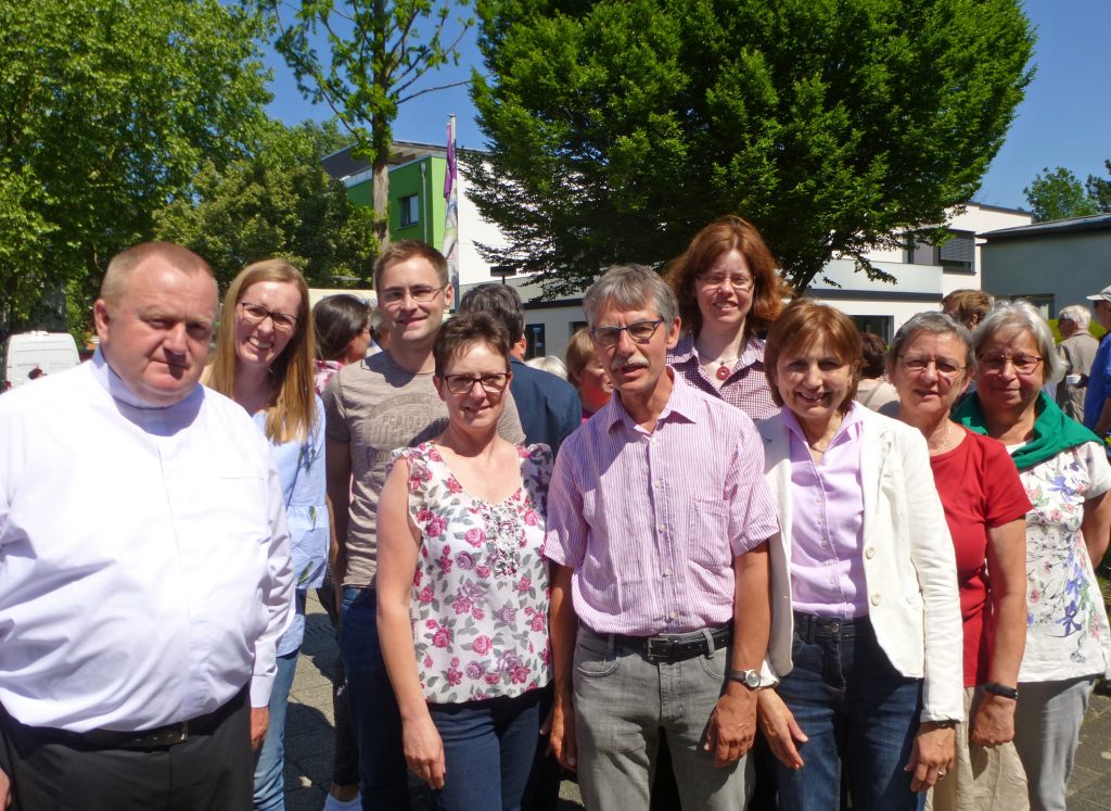 Das Vorbereitungsteam um Pfarrerin Christine Grünhoff (4. v. r.) und Pastor Dr. Andreas Schottek (l.).