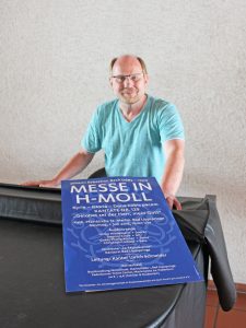 Das Abschiedsgeschenk von Ulrich Schneider, hier am Flügel im Gemeindehaus, an Gemeinde, Wegbegleiter und Bachbegeisterte: die Aufführung von Auszügen der Messe in H-Moll von Johann Sebastian Bach und die Kantate Nr. 129 am 1. Juli in der katholischen Pfarrkirche St. Martin in Bad Lippspringe. FOTO: EKP/HEIDE WELSLAU