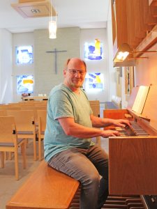 In der 2005 neu gestalteten Evangelischen Kirche Bad Lippspringe fühlt sich Kantor Ulrich Schneider besonders wohl. FOTO: EKP/HEIDE WELSLAU