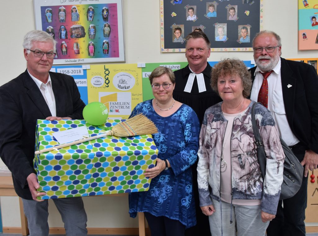 Zum runden Geburtstag: Pfarrer Dieter Maletz überreicht der Leiterin des Kindergartens, Annette Kuhlmann, das Jubiläumsgeschenk. Mit ihr freuen sich (v. l.) Pfarrer Gunnar Grahl, Renate Isermann (die erste Erzieherin der Einrichtung) und der stellvertretende Bürgermeister der Stadt, Bernhard Schaefer.