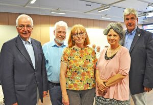 Wollen aufmerksam machen: Mit der Vortragsveranstaltung zu Fluchtursachen wollen Professor Klaus Töpfer (von links), Hans Georg Harrer, Arbeitskreis Ökumenische Flüchtlingshilfe, die Sozialarbeiterinnen Gertrud Bouzaima und Marion Benzait und Bürgermeister Hermann Temme für den Zusammenhang zwischen unserer Lebensweise und den negativen Folgen in den Entwicklungsländern sensibilisieren. FOTO: HELGA KROOSS