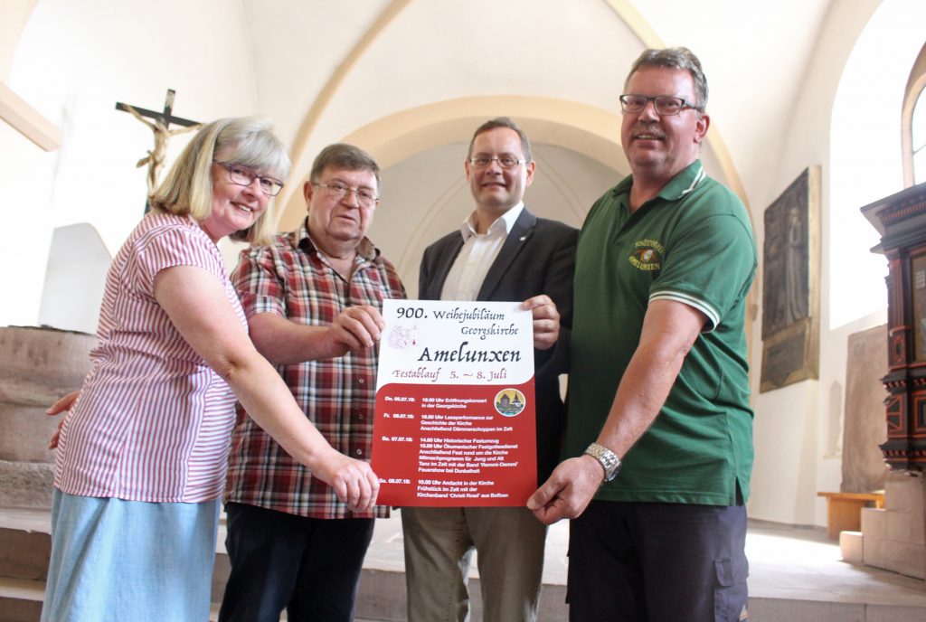 Laden zum Weihejubiläum ein: Prädikantin Felicitas Dyckhoff (v. l.), Presbyter Walter Jurak, Pfarrer Gunnar Wirth und Harald Held (Schützenverein). Foto: Roman Winkelhahn
