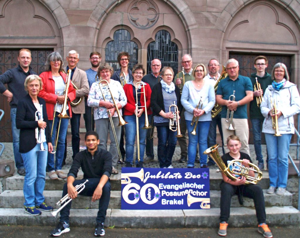 Feiern 60-jähriges Jubiläum: Die 18 Mitglieder des evangelischen Posaunenchors Brakel unter Leitung von Kirchenmusiker Dennis Pape (hinten links) freuen sich auf das Jubiläumskonzert am 7. Juli und viele Zuhörer. FOTO: EV. POSAUNENCHOR BRAKEL