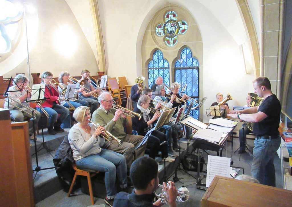 Zusammenschluss: Seit Januar 2018 proben die Posaunenchöre aus Brakel und Marienmünster-Nieheim gemeinsam unter Leitung von Kirchenmusiker Denis Pape (rechts). FOTO: EV. POSAUNENCHOR BRAKEL