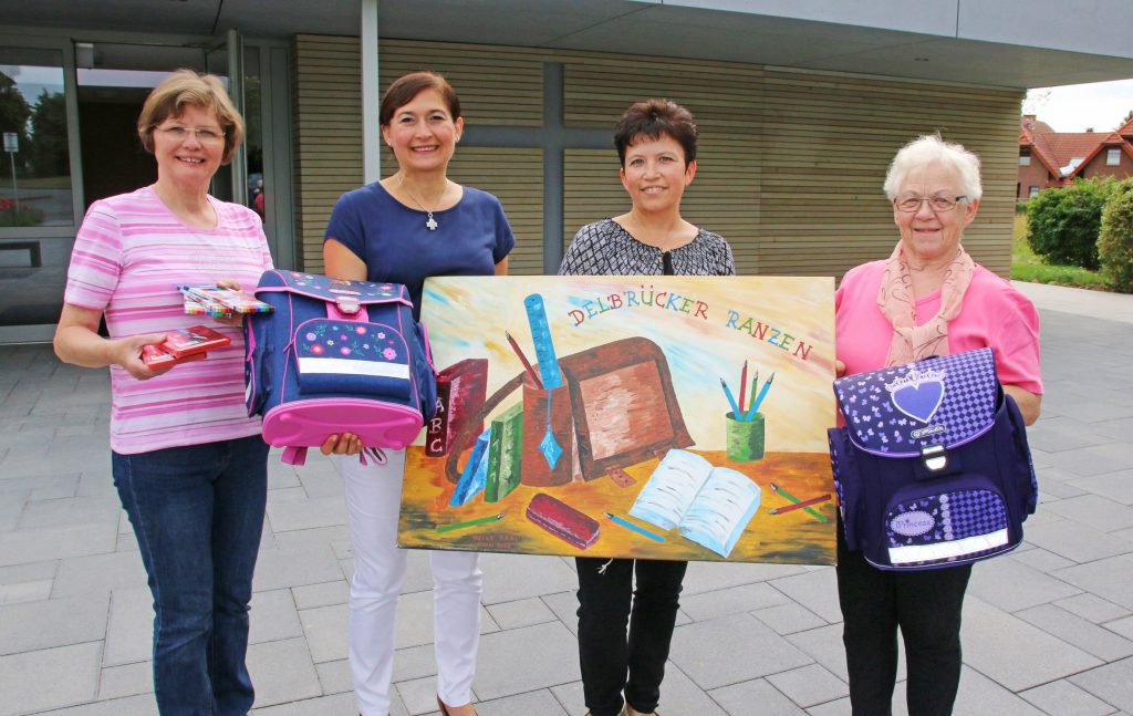 Bereiten beim „Delbrücker Ranzen“ in diesen Tagen die Ausgabe von Schulmaterialien vor (v.li.): Anneliese Hippauf (Caritas), Roze Özemen (syrisch-orthodoxe Kirchengemeinde) sowie Tanja Geiß und Ursula Richter (Diakonie). Kurz vor Ende der Sommerferien werden die Schulmaterialien dann ausgegeben. FOTO: AXEL LANGER