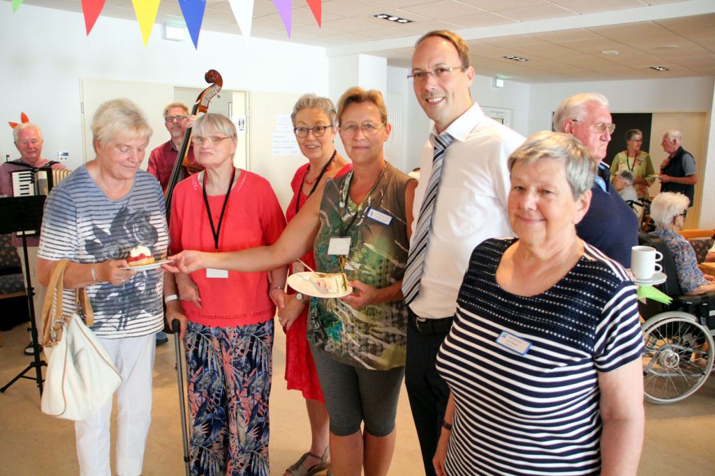 Harmonisches Zusammensein: Stiftsvorstand Dirk Timmermann mit Besucherinnen und Helferinnen. FOTO: BURKHARD BATTRAN