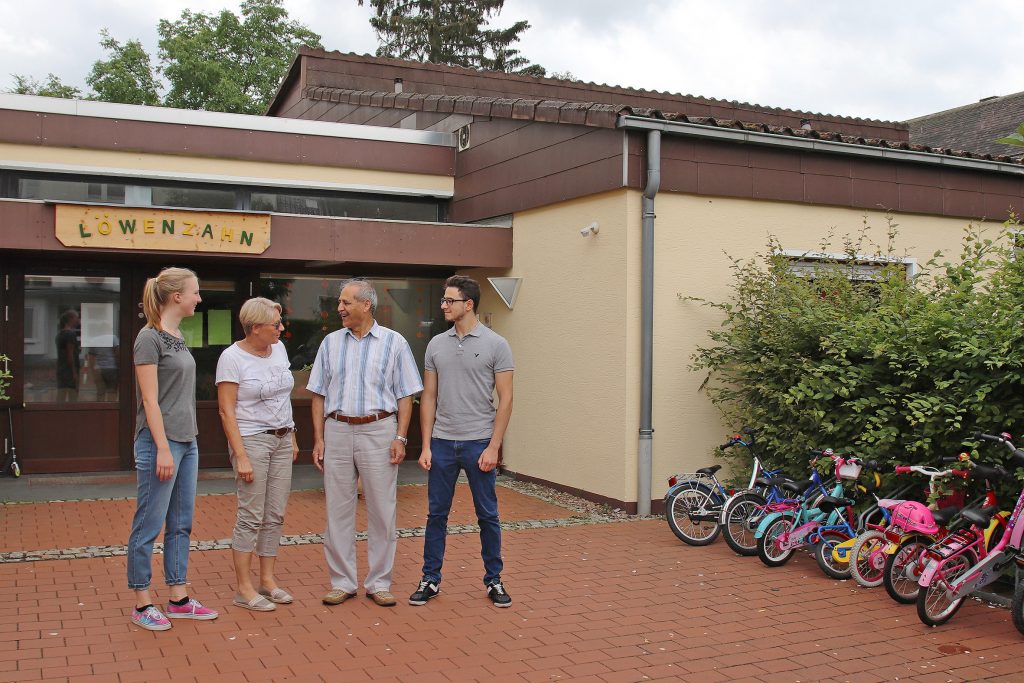 Kita-Leiterin Ulrike Kleinschmager (2.v.l.) ist schon gespannt auf die Ergebnisse des Hochschulteams. Die Studierenden Lisa Kracht und Khalil Kalaji sowie ihr Betreuer Professor Salman Ajib (2.v.r.) haben unter anderem die flachen Dächer der Kindertagesstätte im Blick, die sich für den Aufbau von Solaranlagen eignen könnten.