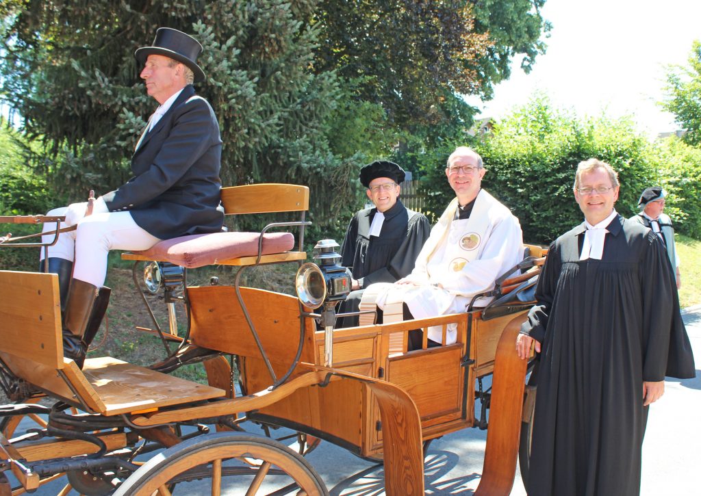 Nahmen während es Festumzugs in einer Kutsche Platz: Superintendent Volker Neuhoff (hinten) und Pfarrdechant Frank Schäffer. Am Wagen: Gemeindepfarrer Gunnar Wirth. FOTO: HEIDE WELSLAU