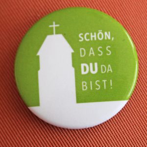 „Schön, dass du da bist!“, diesen Willkommensbutton erhielten die Gottesdienstbesucher in Amelunxen. FOTO: HEIDE WELSLAU