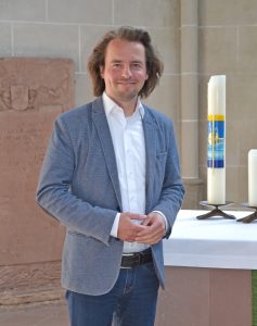 Pfarrer Dr. Björn Corzilius verlässt die Weser-Nethe-Kirchengemeinde Höxter und den Evangelischen Kirchenkreis Paderborn. Zum 1. November tritt er seinen Dienst als Persönlicher Referent der Präses der Evangelischen Kirche von Westfalen, Annette Kurschus, in Bielefeld an. FOTO: KIRCHENGEMEINDE/SONJA FRANZEN