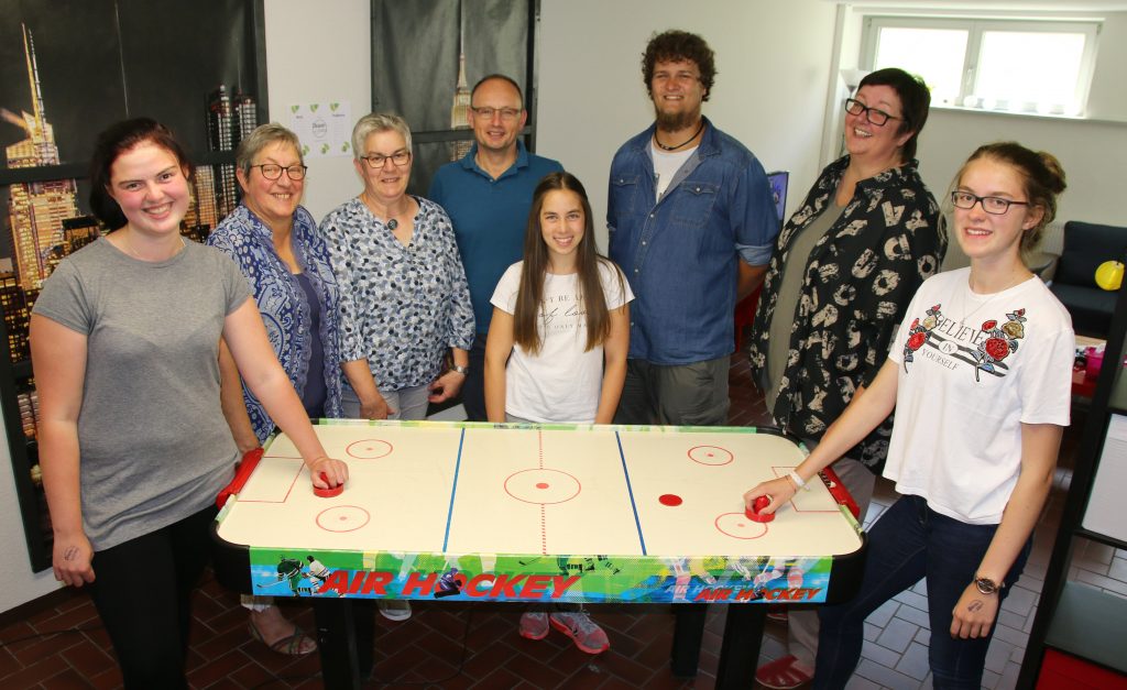 Schon in den ersten Wochen wurden die Angebote des „Downtown“ in den Räumlichkeiten der evangelischen Kirchengemeinde gut angenommen. Bei der offiziellen Eröffnung waren dabei (v. l.): Pauline, die beiden stellvertretenden Bürgermeisterinnen Brigitte Michaelis und Anita Papenheinrich, für den Kirchenvorstand Rainer Beine, Pia, Jonas Mischendahl, Leiter des „Downtown“, Pfarrerin Claudia Hempert-Hartmann und Mariella. Foto: Axel Langer