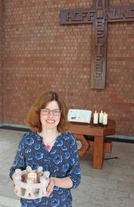 Im Altarraum des Martin-Luther-Zentrums: Der Menschenkreis mit der brennenden Kerze in der Mitte symbolisiert für Pfarrerin Christine Grünhoff die lebendige Gemeinschaft mit Gott und miteinander. FOTO: EKP/HEIDE WELSLAU