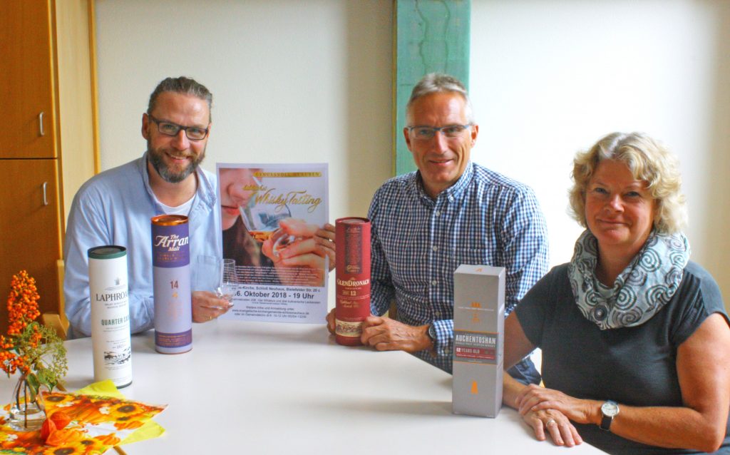 Freuen sich auf einen genussvollen Abend (von links): Pfarrer Oliver Peters, Lothar und Sabine Loewe. FOTO: KG. SCHLOSS NEUHAUS