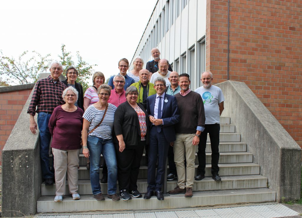 Gäste und Gastgeber: Superintendent Volker Neuhoff (4 v. l.) Pfarrerin Joyce Schroer (3. v. l.), Pfarrer Dan Doty (5. v. l.) und Wolfgang Dzieran (r., KSV-Mitglied und Mitglied im UCC Unterausschuss der EKvW) vor dem Haus der Evangelischen Kirche in Paderborn mit Mitgliedern der Delegation und Gastgebern aus dem Kirchenkreis. Foto: EKP/Oliver Claes