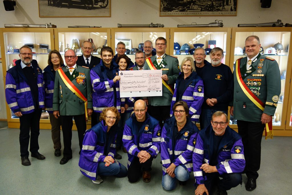 PBSV-Spende an die Notfallseelsorge der Stadt Paderborn: Es freuen sich das Team der Notfallseelsorge um Sprecher Stefan Westhoff (5. von links) und Pfarrer i.R. Peter Dalheimer (2. von rechts) mit dem Lt. Branddirektor der Feuerwehr Paderborn Ralf Schmitz (4. von links) gemeinsam mit Vertretern des PBSV um Rendant Bernd Zengerling (5. von rechts). Foto: Christian Nolden