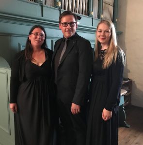 Führen das Requiem auf: (v. l.) Ute Jarchow (Alt), Komponist Thomas Nüdling (Orgel) und Anna Ziert (Sopran). Foto: Klaus Fladung
