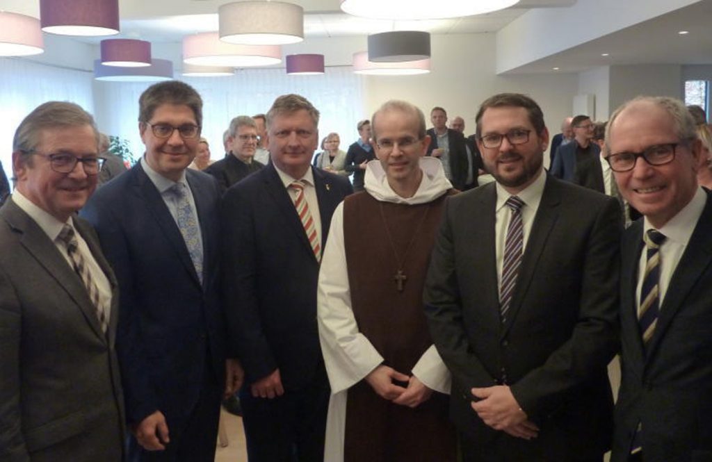 Wolf, Vorstandssprecher St. Johannisstift, Gunnar Grahl, Kuratoriumsvorsitzender, Pater Elmar, Seelsorger St. Johannisstift, Bert Morhenne, Stiftungsratsvorsitzender und Landrat Manfred Müller. Foto: Sabine Kauke