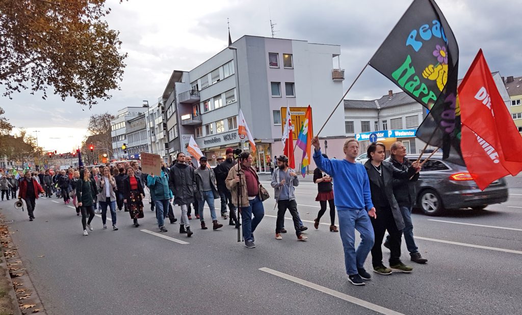 Bis zu 600 Demonstranten beteiligten sich an der Gegendemo des Bündnisses für Demokratie und Toleranz am 12. November in Paderborn, hier auf der Friedrichstraße. Anlass war eine zeitgleiche AfD-Kundgebung. FOTO: HEIDE WELSLAU