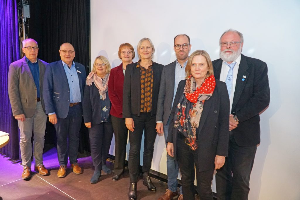 Stellten den Kinder- und Jugendbericht vor: (von links) Michael Wahl, Strategisches Controlling und Statistik der Stadt Paderborn, Sozialdezernent Wolfgang Walter, Jugendamtsleiterin Petra Erger, Dipl. Soz. Annett Schultz („Faktor Familie“), Referentin Dr. Antje Richter-Kornweitz, Prof. Dr. Marc Breuer und Prof. Dr. Monika Többe-Schukalla (Katholische Hochschule) sowie Bernhard Schäfer, Vorsitzender des Jugendhilfeausschusses. FOTO: LEA HORSTMANN/STADT PADERBORN
