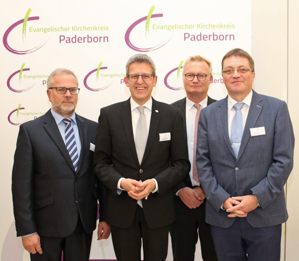 Auf der Finanzsynode des Kirchenkreises: (von links) Martin Gasse, Vorsitzender Finanzausschuss, Superintendent Volker Neuhoff, Verwaltungsleiter Jürgen Jurczik und Kai-Oliver Gießelmann, Rechnungsprüfungsstelle.