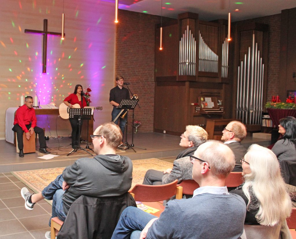 Am Vorabend des Ersten Advents fand im Lukas-Zentrum Paderborn das erste deutsch-iranische Adventssingen statt. Für die musikalische Begleitung sorgten (v. links) Mehrdad Sepehri Fard, Daniela Sepehri und Benedikt Gockel-Böhner. Unter den Teilnehmern waren (1. Reihe v. links) Karsten Strack, Superintendent Volker Neuhoff und Lukas-Pfarrer Christoph Keienburg. FOTO: EKP/HEIDE WELSLAU