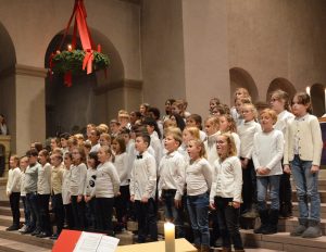 Schülerinnen und Schüler singen gemeinsam beim Christingle-Gottesdienst in der Abdinghofkirche.