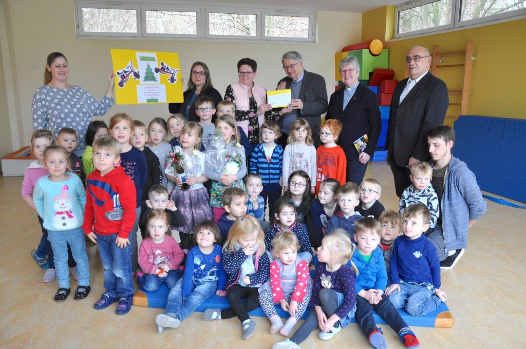 Wunsch erfüllt: Die Mädchen und Jungen freuen sich mit Erzieherinnen und Kita-Leiterin über die großzügige Spende, Evelyn Vogt (hinten von links), Sandra Trachtdernach, Leiterin Anna Reger, Archibald Schulze-Cleven, Pfarrerin i.R. Annette Düpree, Dr. Klaus Seibert und Christopher Lüke.