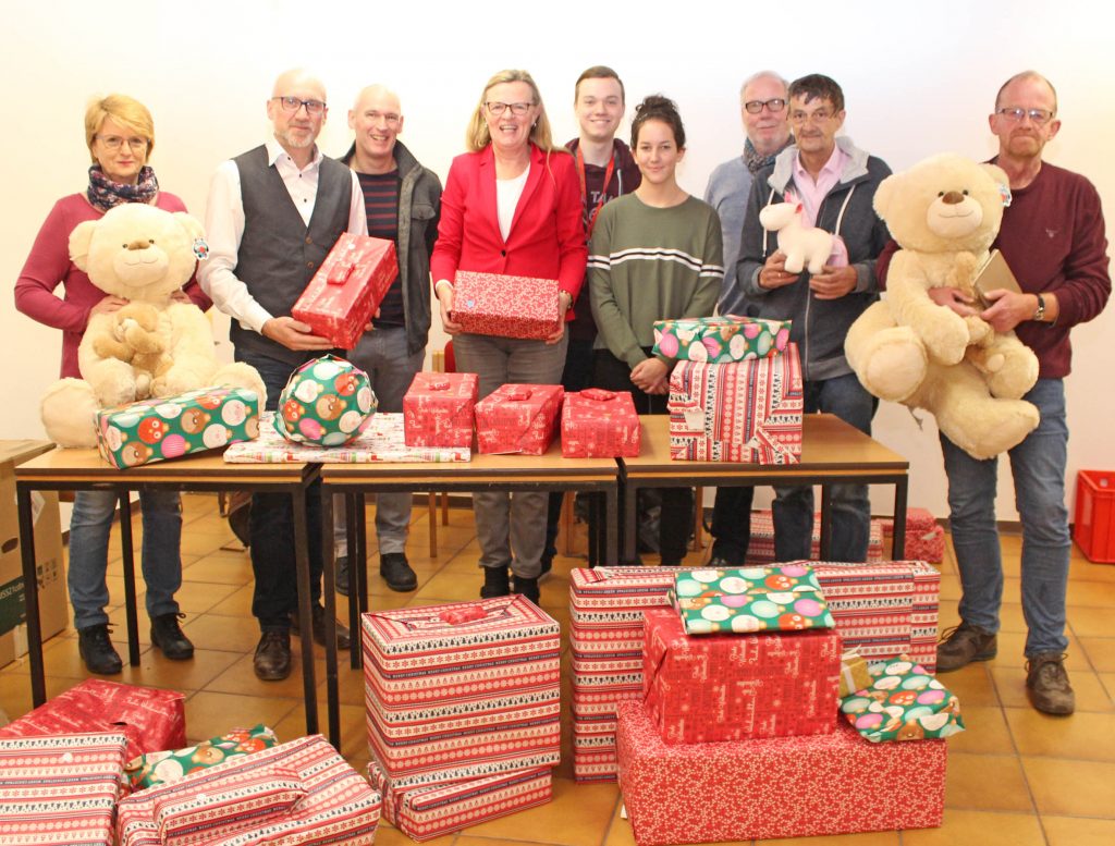 Übergabe der Geschenke: (v. l.) Brigitte Junker (Schulmaterialienkammer), Dirk Weber (REWE-Gebietsmanager Vertrieb), Oliver Schwarz (Leiter Jugendreferat), Susanne Bornefeld (Schk), Jan Tetzlaff und Jennifer Dimanski (beide Diakonisches Jahr), Leonard Ulrich (Schk), Hans Wilkowsky (Schk und Küster) sowie Gemeindepfarrer Christoph Keienburg (Lukas-Pfarrbezirk) kurz vor der Ausgabe der Päckchen im Lukas-Zentrum der Evangelisch-Lutherischen Kirchengemeinde Paderborn.
