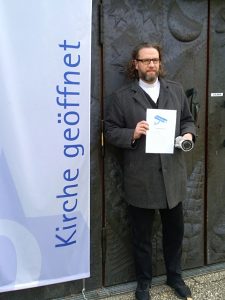 Pfr. Oliver Peters freut sich über die wieder geöffnete Christus-Kirche. FOTO: https://www.evangelische-kirchengemeinde-schlossneuhaus.de/