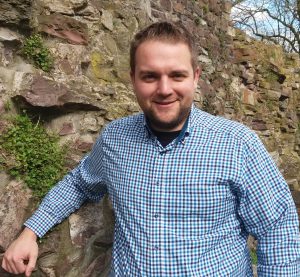 Wird durch Superintendent Volker Neuhoff in sein Amt eingeführt: Tim Wendorff, Pfarrer der Evangelischen Weser-Nethe-Kirchengemeinde Höxter. Foto: Privat