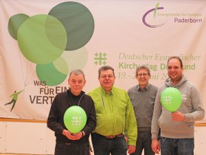 Das Team der Auftaktgottesdienste zum Kirchentag mit Superintendent Volker Neuhoff (2. v. rechts): (v. links) Pfarrer Karl-Ludwig Wendorff (Ev. Kirchengemeinde Altkreis Warburg), Prediger Prof. Harald Schroeter-Wittke (Mitglied im Kirchentagspräsidium) und Dr. Richard Janus (Universität Paderborn); nicht im Bild Pfarrerin Sabine Sarpe (Kirchengemeinde Borchen). FOTO: EKP/HEIDE WELSLAU
