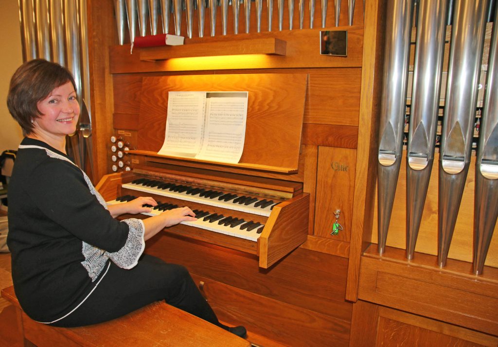 Freut sich über den Klang der restaurierten Eule-Orgel in der evangelischen Kirche: Organistin Larissa Bokk. Die ausgebildete Konzertpianistin bedient die 602 Orgelpfeifen zwischen 2,45 Meter und zwölf Millimeter gekonnt. Der Kauf und der Bau der Orgel durch die Firma Eule aus Bautzen stand ganz im Zeichen der Deutschen Wiedervereinigung.