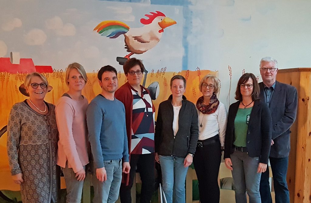 Bei der Feierstunde: (v. l.) Ulrike Kleinschmager (Leiterin Kita „Löwenzahn“), Jessica Schmidt (Elternrat), Heiko Utermöhle (Erzieher), Jubilarin Heike Zimmermann, Bettina Wessel (Vorsitzende Mitarbeitervertretung des Kirchenkreises) Petra Holletzk (Erzieherin), Ulrike Freitag- Friedrich (Geschäftsführerin Verbund der Tageseinrichtungen für Kinder im Evangelischen Kirchenkreis Paderborn) und Pfarrer Dieter Maletz (Vorsitzender Leitungsausschuss Kita-Verbund). Foto: Kita-Verbund
