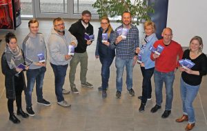 Laden ein zu den Freizeiten, Schulungen und Aktionen der Evangelischen Jugend in 2019: (von rechts) Jugendreferentin Sonja Hillebrand, Leiter des Jugendreferats Oliver Schwarz, Verwaltungsangestellte Florenze Ruschkowski, Jugendreferent Matthias Gronowski, Jugendreferentin Vanessa Küting, Jugendreferent Hendrik Zernke, Jugendpfarrer Burkhard Nolte und die beiden Freiwilligen im Diakonischen Jahr, Jan Tetzlaff und Jennifer Dimanski. FOTO: EV. JUGEND