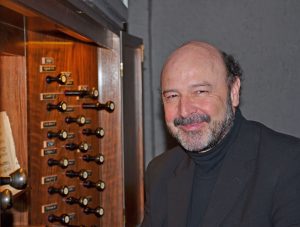 Kirchenmusikdirektor Martin Hoffmann an der Orgel in der Abdinghofkirche Paderborn. FOTO: ECKHARD DÜKER