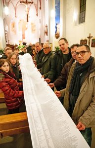 Die Totenrolle zog sich längs durch die Franziskanerkirche in Paderborn. FOTO: KALR-MARTIN FLÜTER