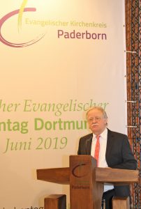 Sprach über Vertrauenskrise und Gottvertrauen: Kirchentagspräsident Hans Leyendecker. Foto: EKP/Heide Welslau